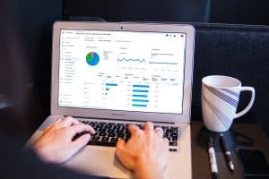 Person bruker Google Analytics 4